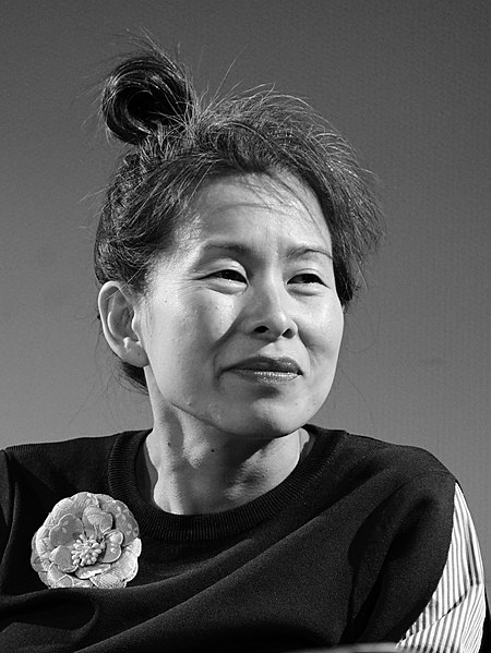 Portrait de Kim Thúy en noir et blanc.
