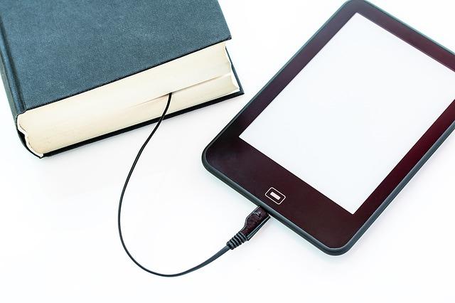 Livre imprimé raccordé à un lecteur de livres électronique