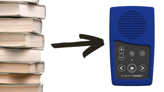 Une pile de livres à couverture rigide à gauche du cadre avec une flèche noire pointant vers un appareil Envoy Connect. C'est un appareil rectangulaire bleu et noir qui possède 6 boutons dans la moitié inférieure de l'appareil et le haut-parleur rond dans la moitié supérieure.