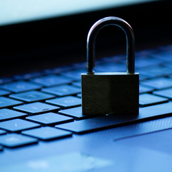  Un cadenas est posé sur un clavier d'ordinateur