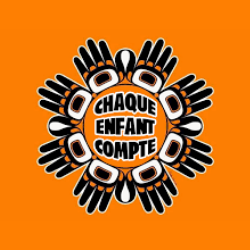 Sur un fond orange se trouve une illustration de 4 paires de mains illustrées dans le style traditionnel de l'art autochtone. Les mains entourent les mots Chaque Enfant Compte.