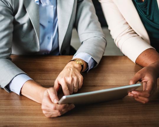 Deux personnes utilisent une tablette