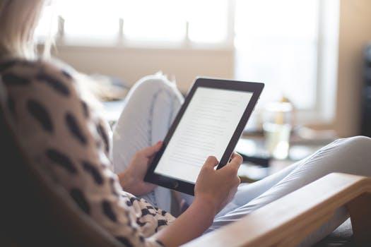 Tablette de lecture femme