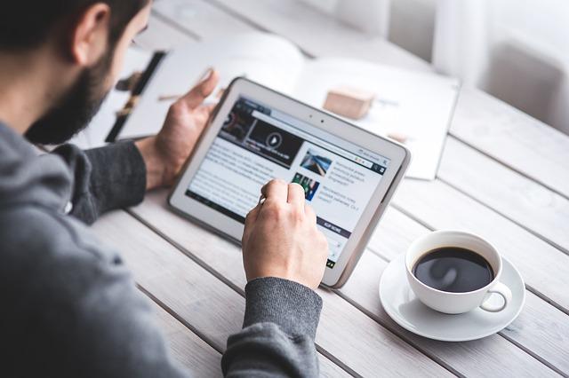 Un homme utilisant un iPad