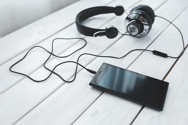 Un appareil mobile et des écouteurs