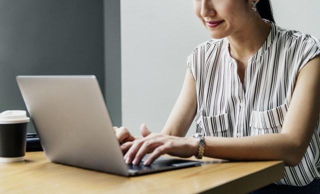 Femme utilisant un ordinateur