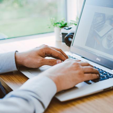 Photo de mains sur un clavier d’ordinateur portable Dell