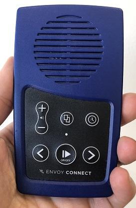 Un utilisateur tient un lecteur Envoy Connect dans sa main.